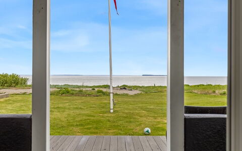 Elodie - 10M from the Sea: Himmel, Einfach, Grundstueck, Meer, Ozean, Rasen, Küste, Daylighting