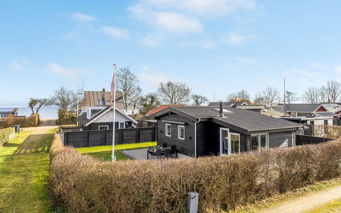 Angelita - 50M from the Sea: Dach, Haus, Zuhause, Hütte, Tür, Abstellgleis, Estate, Rasen, Garten, Veranda