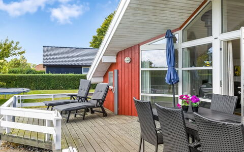 Thorben - 350M from the Sea: Dach, Haus, Zuhause, Hütte, Tür, Abstellgleis, Estate, Rasen, Garten, Veranda