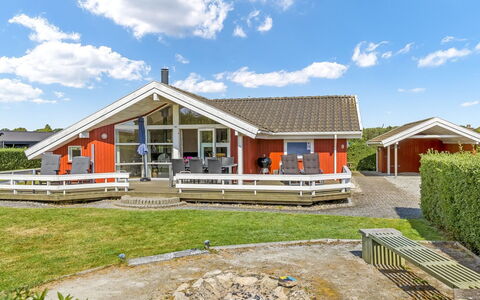 Thorben - 350M from the Sea: Dach, Haus, Zuhause, Hütte, Tür, Abstellgleis, Estate, Rasen, Garten, Veranda