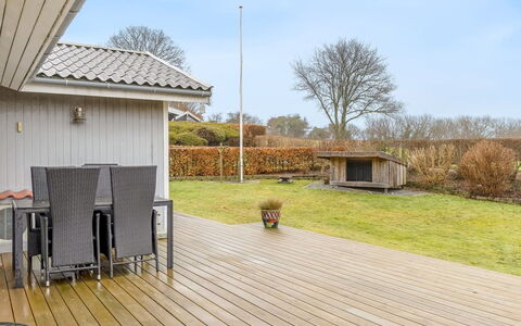 Fenno - 800M from the Sea: Wohngebiet, Strauch, Haus, Zuhause, Garten, Estate, Schatten, Landscaping, Rasen