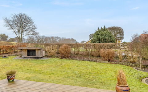 Fenno - 800M from the Sea: Wohngebiet, Strauch, Haus, Zuhause, Garten, Estate, Schatten, Landscaping, Rasen