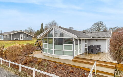 Fenno - 800M from the Sea: Wohngebiet, Strauch, Haus, Zuhause, Garten, Estate, Schatten, Landscaping, Rasen