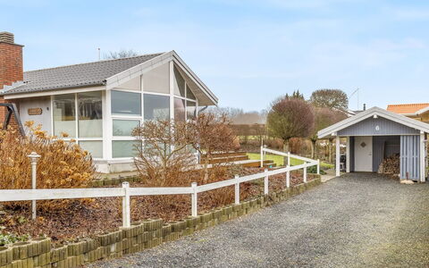 Fenno - 800M from the Sea: Wohngebiet, Strauch, Haus, Zuhause, Garten, Estate, Schatten, Landscaping, Rasen