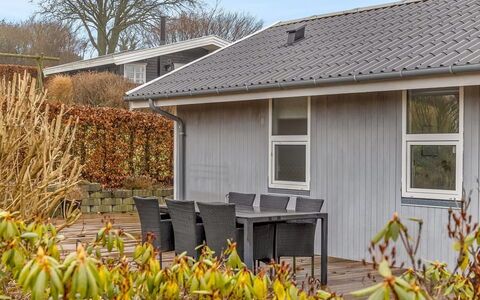 Fenno - 800M from the Sea: Wohngebiet, Strauch, Haus, Zuhause, Garten, Estate, Schatten, Landscaping, Rasen
