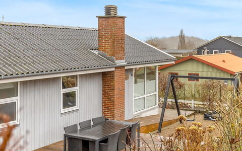 Fenno - 800M from the Sea: Wohngebiet, Strauch, Haus, Zuhause, Garten, Estate, Schatten, Landscaping, Rasen