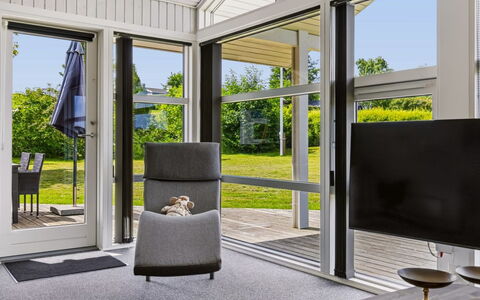 Hedvig - 500M from the Sea: Möbel, Interior Design, Flooring, Stuhl, Fussboden, Decke, Zuhause, Wohnzimmer, Glas