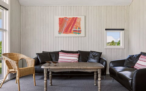 Hedvig - 500M from the Sea: Möbel, Interior Design, Holz, Flooring, Fussboden, Decke, Tabelle, Wohnzimmer, Bilderrahmen, Couch