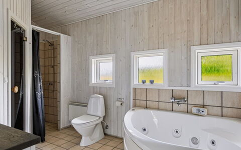 Hedvig - 500M from the Sea: Flooring, Fussboden, Holz, Interior Design, Decke, Armatur, Zimmer, Badezimmer, Zuhause, Installation