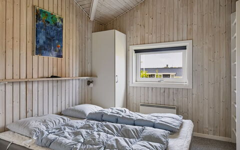 Hedvig - 500M from the Sea: Schlafzimmer, Holz, Bett, Bettdecke, Decke, Interior Design, Bedding, Fussboden, Flooring, Bettrahmen