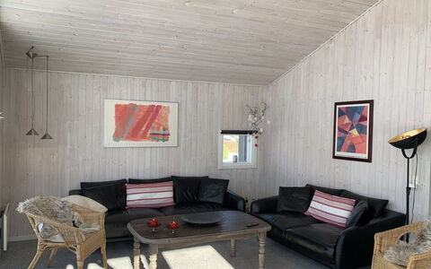 Hedvig - 500M from the Sea: Möbel, Holz, Decke, Interior Design, Flooring, Fussboden, Couch, Wohnzimmer, Zimmer, Tabelle