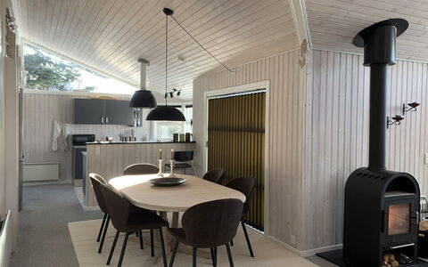 Hedvig - 500M from the Sea: Holz, Decke, Interior Design, Flooring, Fussboden, Light Fixture, Zimmer, Möbel, Wohnzimmer, Haushaltsgerät