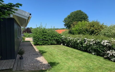 Hedvig - 500M from the Sea: Strauch, Garten, Ground, Hecke, Rasen, Landscaping, Hinterhof, Schatten, Hütte