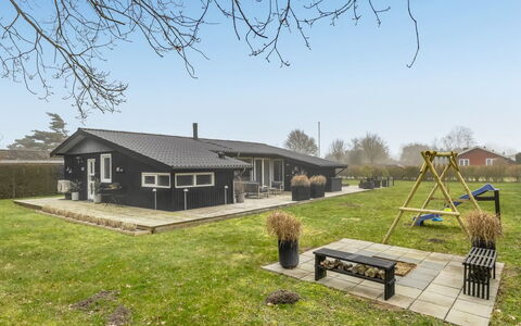Jurgis - 300M from the Sea: Wohngebiet, Strauch, Haus, Zuhause, Garten, Estate, Schatten, Landscaping, Rasen