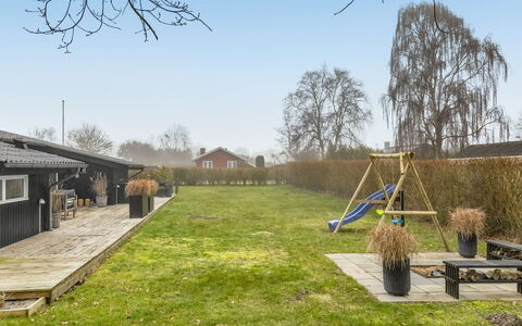 Jurgis - 300M from the Sea: Wohngebiet, Strauch, Haus, Zuhause, Garten, Estate, Schatten, Landscaping, Rasen