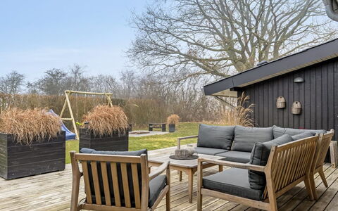 Jurgis - 300M from the Sea: Möbel, Gartenmöbel, Geschirr, Tabelle, Drinkware, Stuhl, Tisch Im Freien, Essen, Flasche