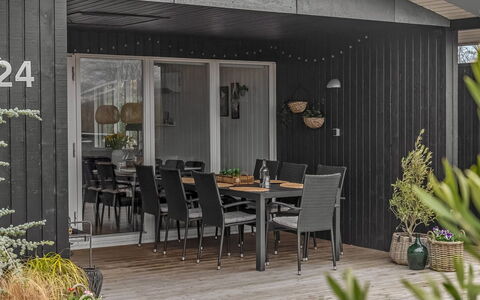Jurgis - 300M from the Sea: Möbel, Gartenmöbel, Geschirr, Tabelle, Drinkware, Stuhl, Tisch Im Freien, Essen, Flasche