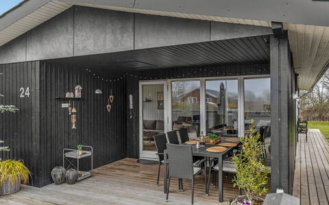 Jurgis - 300M from the Sea: Möbel, Gartenmöbel, Geschirr, Tabelle, Drinkware, Stuhl, Tisch Im Freien, Essen, Flasche