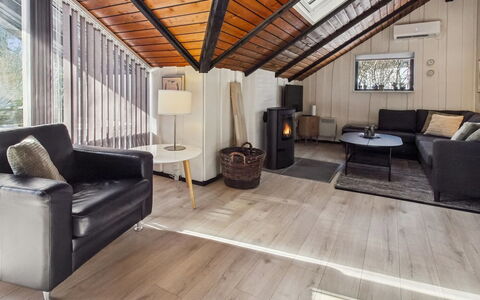 Sölvy - 30Km from the Sea: Möbel, Interior Design, Flooring, Fussboden, Holz, Decke, Couch, Holzboden, Wohnzimmer, Beleuchtung