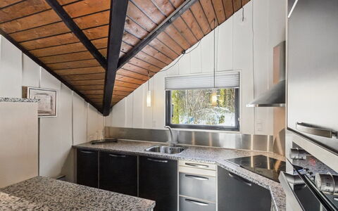 Sölvy - 30Km from the Sea: Küche, Decke, Interior Design, Countertop, Flooring, Zuhause, Fussboden, Spüle, Major Appliance, Küchengerät