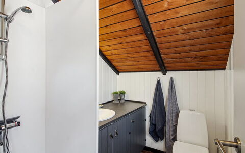 Sölvy - 30Km from the Sea: Armatur, Badezimmer, Flooring, Interior Design, Fussboden, Zapfhahn, Sinken, Installation, Decke, Badezimmerschrank