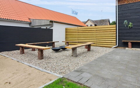 Grimi - 36Km from the Sea: Blau, Strauch, Hütte, Ground, Garten, Estate, Schatten, Landscaping, Bauernhaus, Eco Hotel