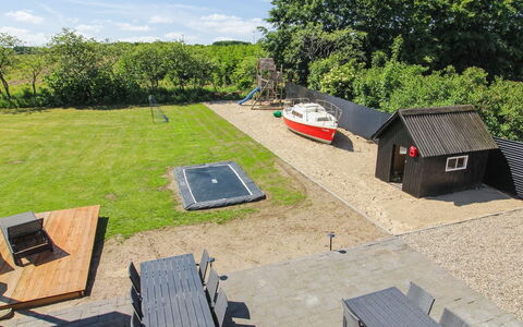 Grimi - 36Km from the Sea: Blau, Strauch, Hütte, Ground, Garten, Estate, Schatten, Landscaping, Bauernhaus, Eco Hotel