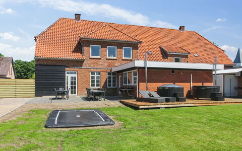 Grimi - 36Km from the Sea: Blau, Strauch, Hütte, Ground, Garten, Estate, Schatten, Landscaping, Bauernhaus, Eco Hotel