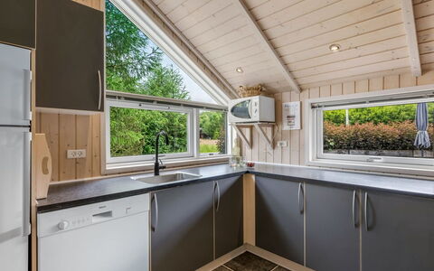 Ljuba - 40Km from the Sea: Holz, Küche, Decke, Interior Design, Flooring, Zuhause, Countertop, Holzbeize, Hartholz, Armatur