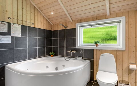 Ljuba - 40Km from the Sea: Armatur, Flooring, Interior Design, Badezimmer, Badewanne, Decke, Fussboden, Installation, Sinken, Zapfhahn