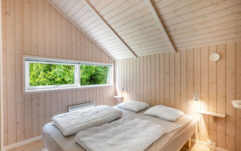 Ljuba - 40Km from the Sea: Holz, Decke, Interior Design, Schlafzimmer, Zuhause, Zimmer, Bett, Bedding, Hartholz, Light Fixture