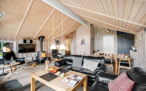Ljuba - 40Km from the Sea: Holz, Decke, Zuhause, Interior Design, Möbel, Wohnzimmer, Hütte, Hartholz, Blockhaus, Stuhl