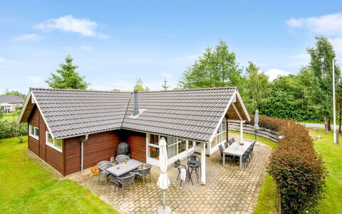 Ljuba - 40Km from the Sea: Haus, Dach, Zuhause, Hütte, Rasen, Garten, Estate, Garten, Bauernhaus, Auffahrt