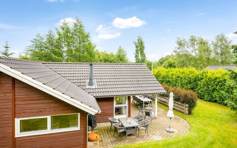 Ljuba - 40Km from the Sea: Haus, Dach, Zuhause, Hütte, Abstellgleis, Garten, Estate, Bauernhaus, Rasen, Garten