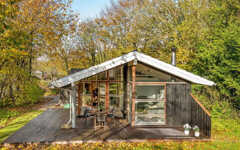 Esbern - 3.7Km from the Sea: Möbel, Gartenmöbel, Geschirr, Tabelle, Drinkware, Stuhl, Tisch Im Freien, Essen, Flasche