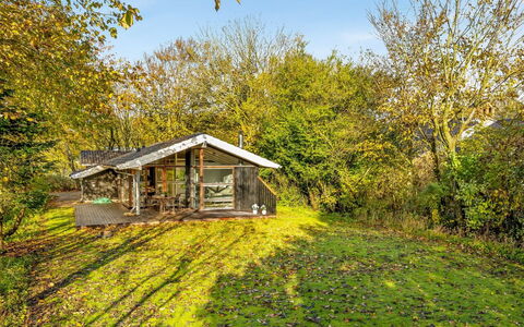 Esbern - 3.7Km from the Sea: Möbel, Gartenmöbel, Geschirr, Tabelle, Drinkware, Stuhl, Tisch Im Freien, Essen, Flasche