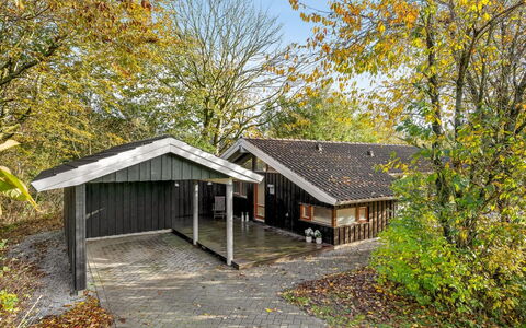 Esbern - 3.7Km from the Sea: Möbel, Gartenmöbel, Geschirr, Tabelle, Drinkware, Stuhl, Tisch Im Freien, Essen, Flasche