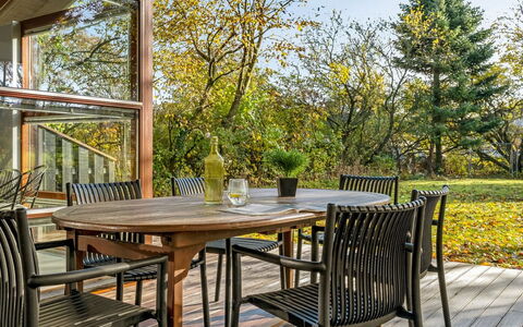 Esbern - 3.7Km from the Sea: Möbel, Gartenmöbel, Geschirr, Tabelle, Drinkware, Stuhl, Tisch Im Freien, Essen, Flasche