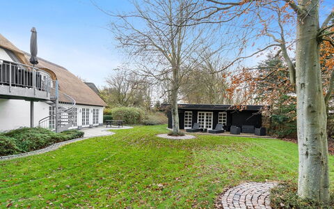 Jolanda: Blau, Strauch, Hütte, Ground, Garten, Estate, Schatten, Landscaping, Bauernhaus, Eco Hotel