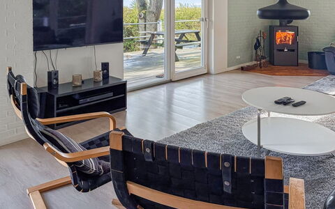 Aave - 5Km from the Sea: Möbel, Flooring, Interior Design, Fussboden, Holz, Stuhl, Wohnzimmer, Holzboden, Beleuchtung, Zimmer