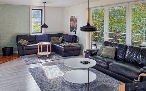 Aave - 5Km from the Sea: Möbel, Interior Design, Couch, Flooring, Fussboden, Wohnzimmer, Holz, Decke, Holzboden, Beleuchtung