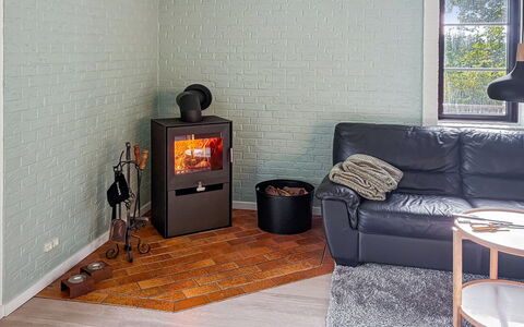 Aave - 5Km from the Sea: Flooring, Fussboden, Holzbeize, Zimmerpflanze, Schublade, Hartholz, Blumentopf, Holzboden, Cabinetry, Wohnzimmer