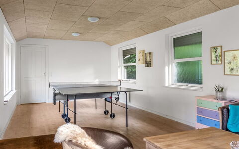 Aave - 5Km from the Sea: Decke, Interior Design, Flooring, Holz, Fussboden, Light Fixture, Beleuchtung, Möbel, Zimmer, Holzbeize