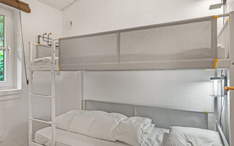 Tabetha - 24Km from the Sea: Etagenbett, Interior Design, Fussboden, Bett, Schlafzimmer, Flooring, Beleuchtung, Möbel, Bettrahmen, Herberge