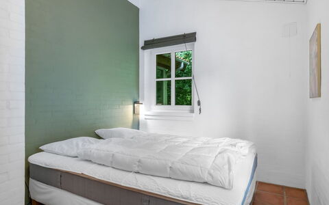 Tabetha - 24Km from the Sea: Schlafzimmer, Bett, Fussboden, Flooring, Interior Design, Möbel, Bettdecke, Bedding, Decke, Bettrahmen