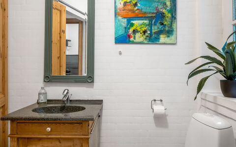 Tabetha - 24Km from the Sea: Bad Sink, Armatur, Badezimmer, Sinken, Wand, Interior Design, Flooring, Spiegel, Zapfhahn, Fussboden