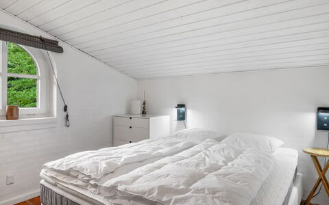 Tabetha - 24Km from the Sea: Schlafzimmer, Bett, Holz, Interior Design, Decke, Bettdecke, Bedding, Linens, Fussboden, Flooring