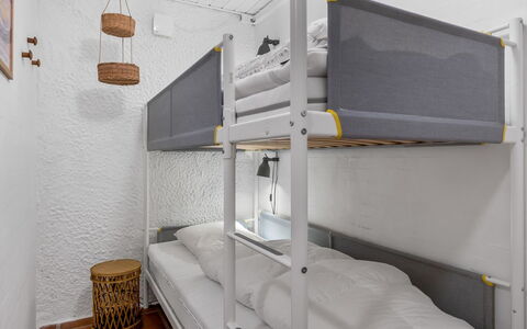 Tabetha - 24Km from the Sea: Etagenbett, Schlafzimmer, Interior Design, Bett, Bedding, Bettrahmen, Bettdecke, Decke, Wohnheim, Herberge
