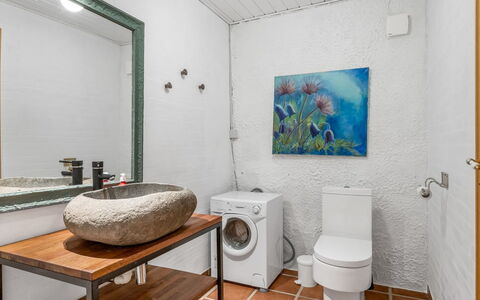 Tabetha - 24Km from the Sea: Flooring, Wand, Interior Design, Armatur, Fussboden, Decke, Sinken, Badezimmer, Zapfhahn, Zimmer