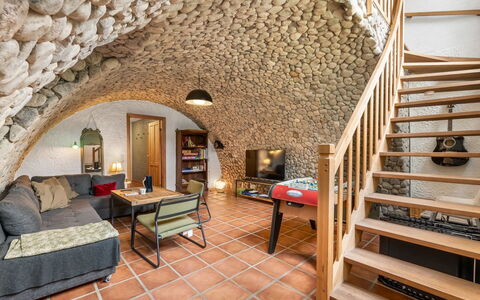 Tabetha - 24Km from the Sea: Wand, Möbel, Interior Design, Decke, Flooring, Stuhl, Steinwand, Zimmer, Dachboden, Wohnzimmer